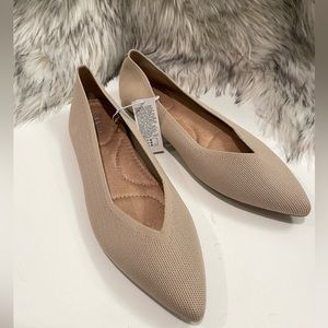 Old Navy Nude Pointy Ballet Flats; size 8.5